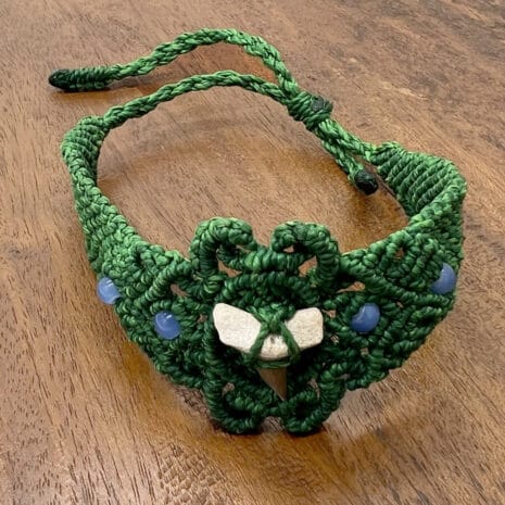00A054 feature Tooth feature with macrame bracelets